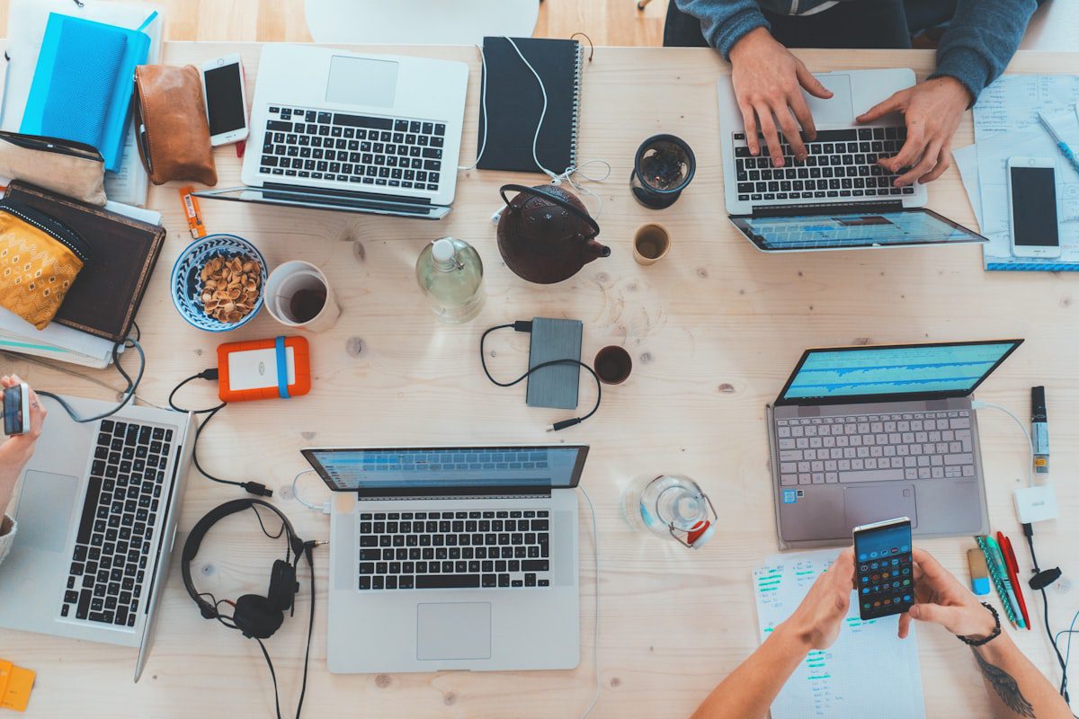 El management contemporáneo se redefine en 2026 con énfasis en liderazgo empático, gestión multigeneracional y consolidación del trabajo híbrido.