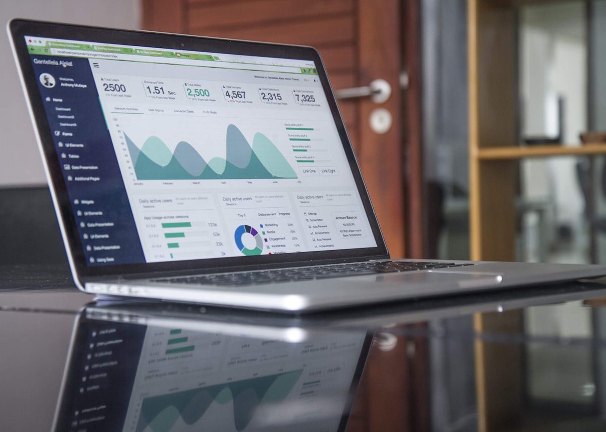 El software de gestión empresarial se ha consolidado en 2026 con plataformas líderes como Microsoft Dynamics, Smartsheet y Confluence que dominan el mercado.