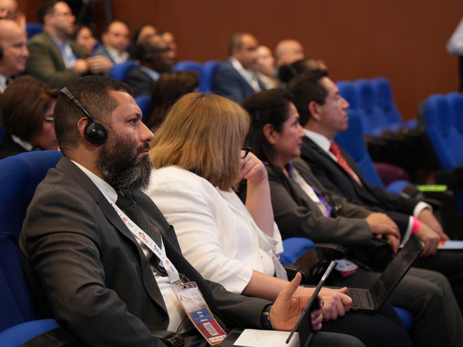 Delegados internacionales siguiendo las sesiones con traducción simultánea