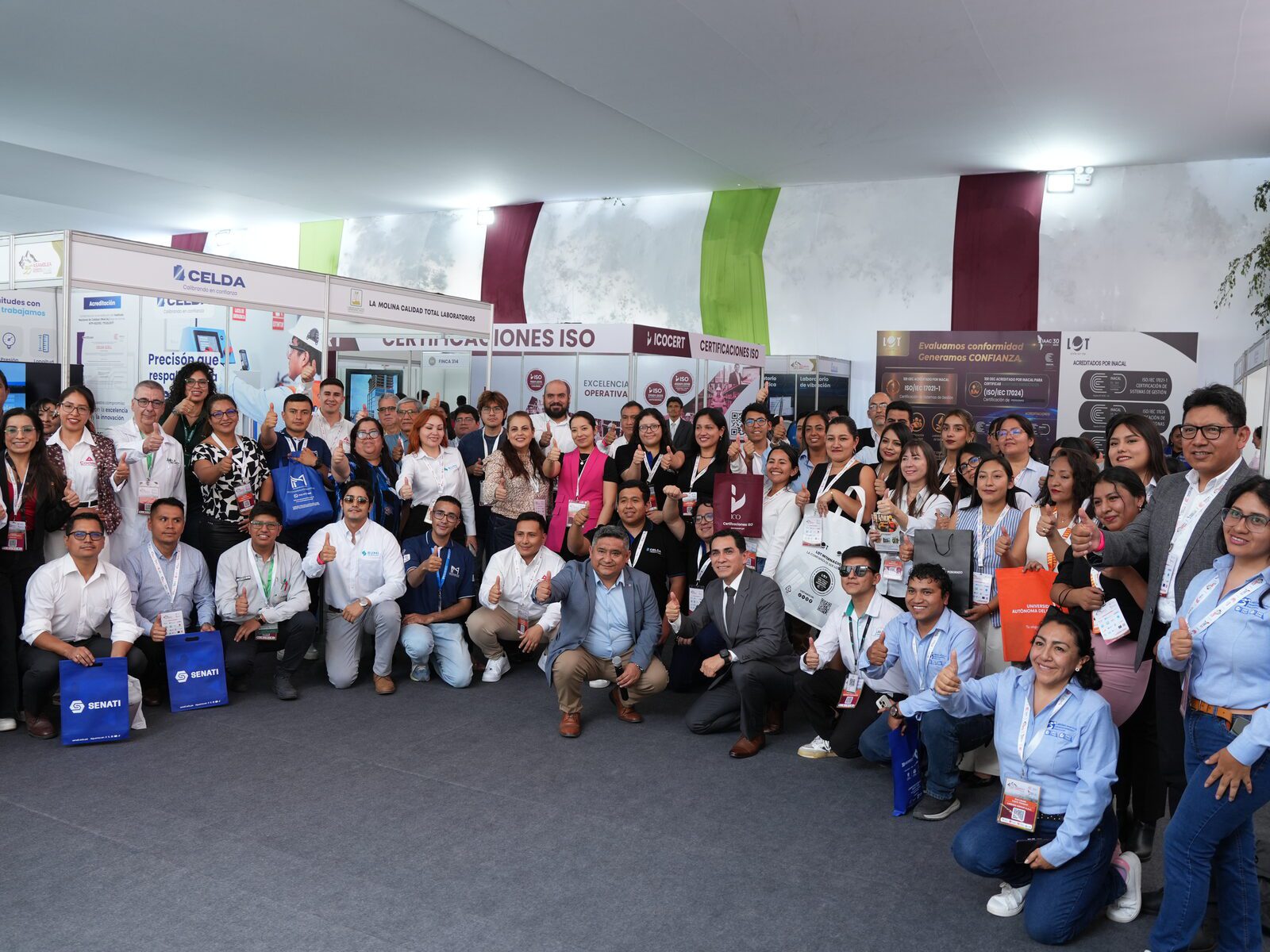 Participantes y expositores reunidos en los stands de la Expo Empresarial 2026 en Lima
