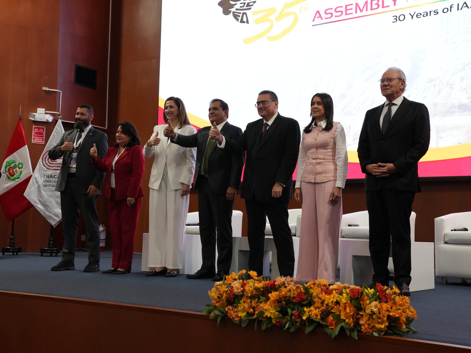 Autoridades en el estrado durante la inauguración de la 35.ª Asamblea General de la IAAC en Lima
