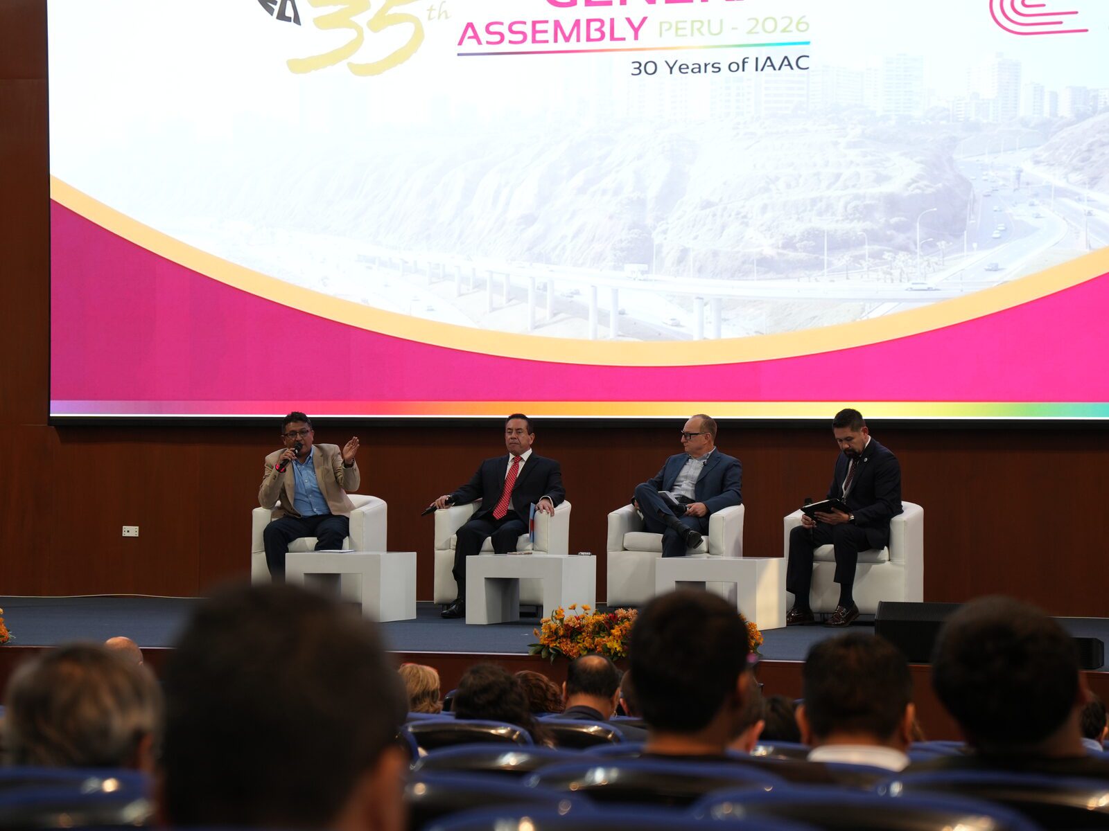 Cuatro panelistas en el escenario de la 35.ª Asamblea General de la IAAC en Lima