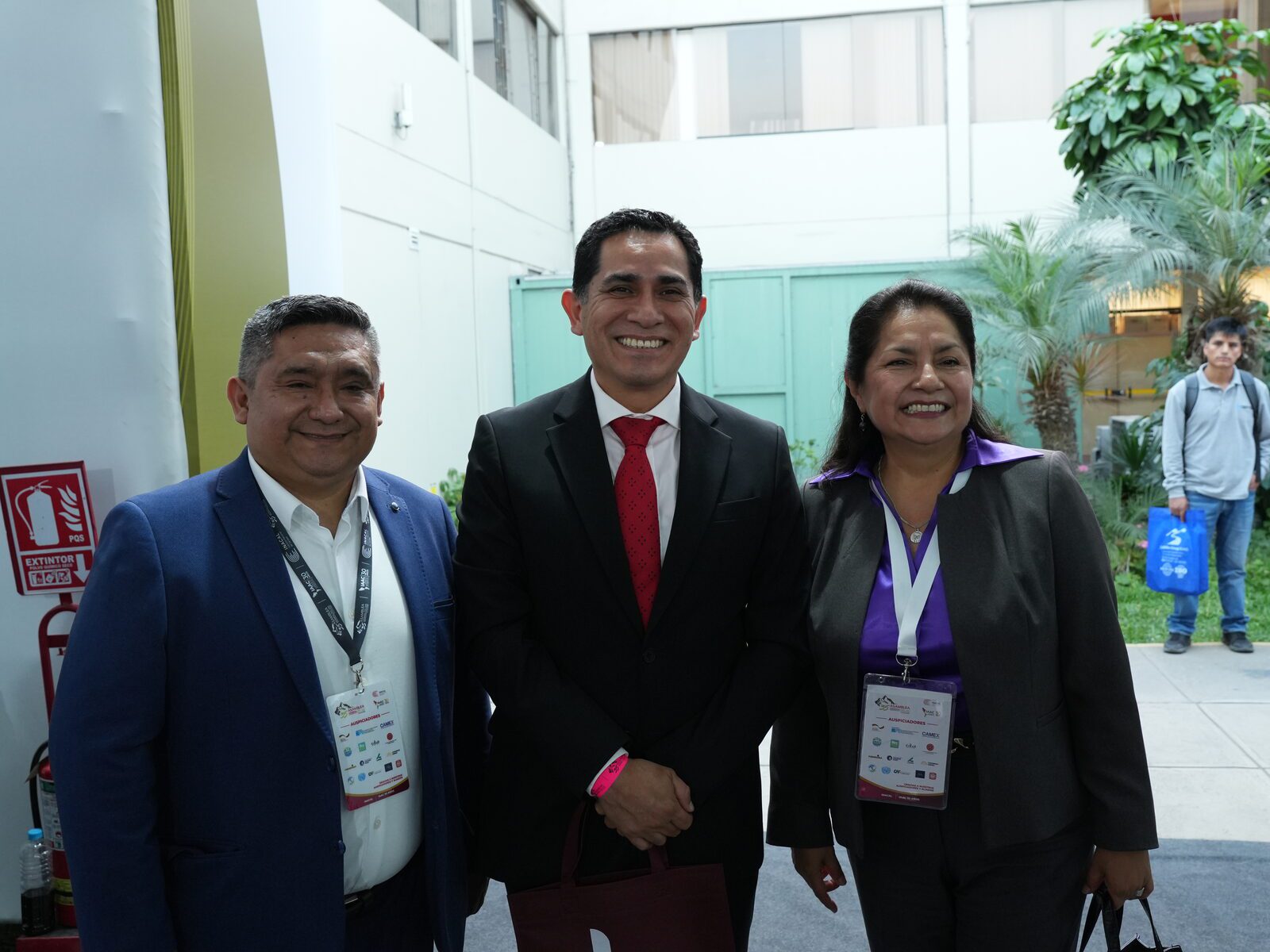 Tres participantes de la 35.ª Asamblea General de la IAAC en los ambientes del INACAL