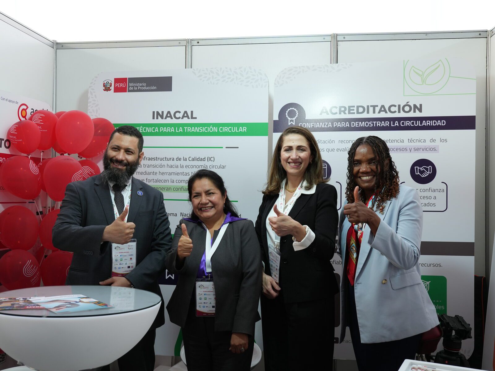 Representantes en el stand del INACAL dedicado a la acreditación y la transición circular